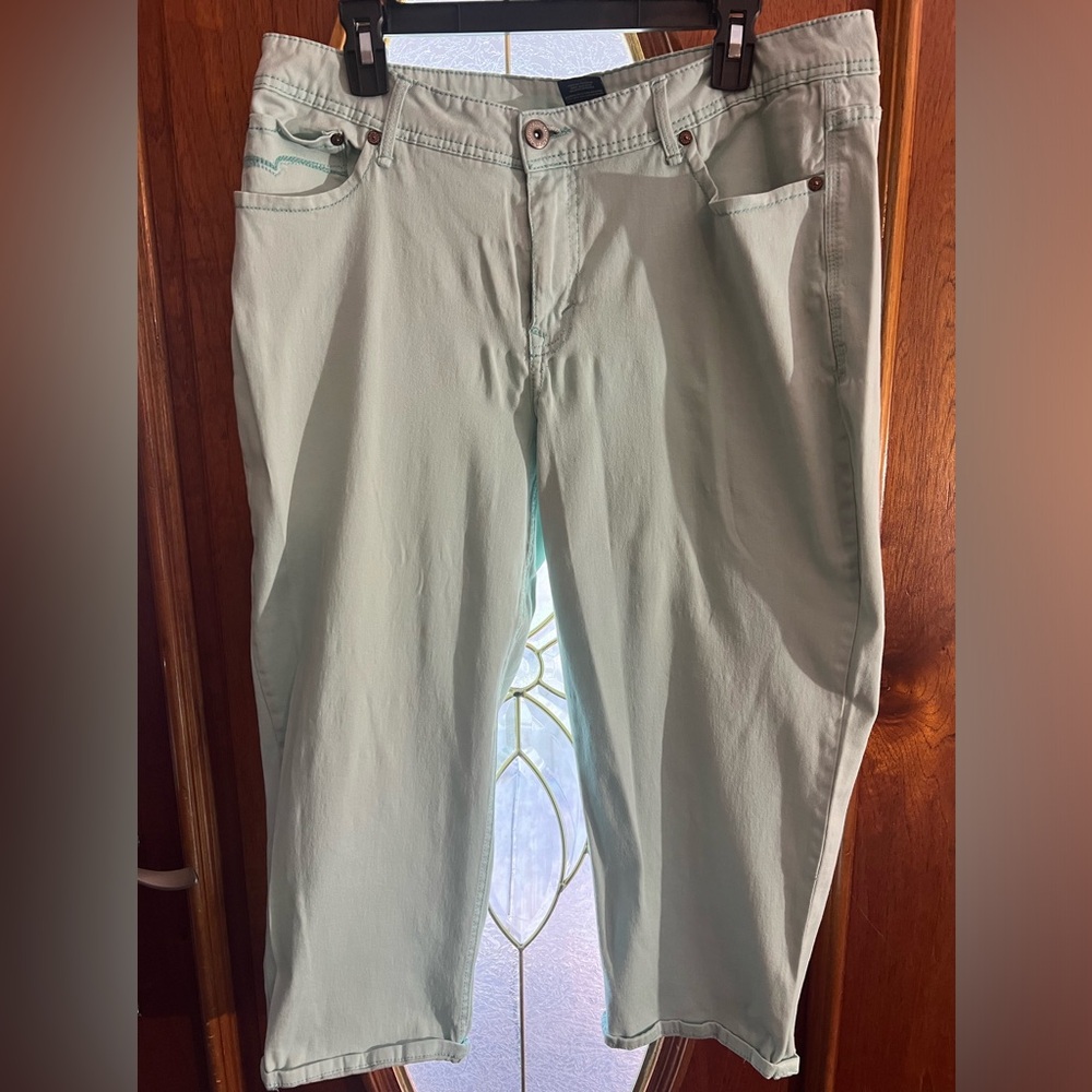 Light blue Faded Glory Capri jeans